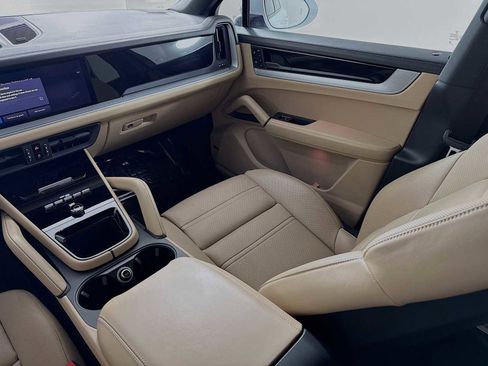 Certified 2025 Porsche Cayenne Coupe image 24