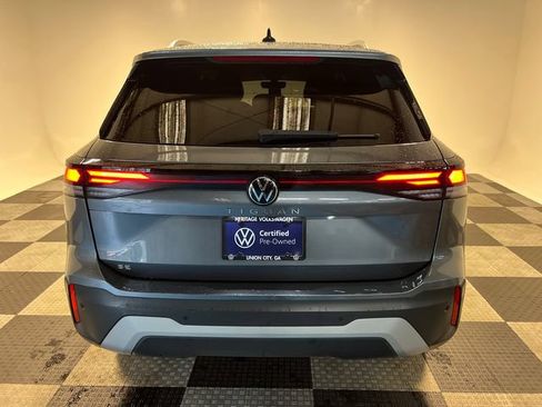 Certified 2025 Volkswagen Tiguan SE FWD image 4