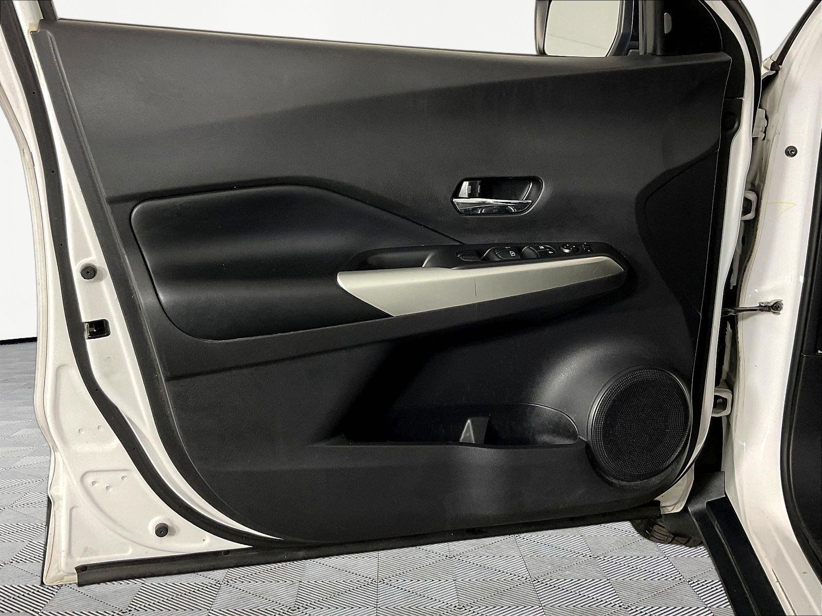 Used 2019 Nissan Kicks SR w/ SR Premium Package FWD image 19