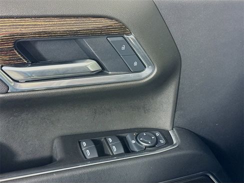 Used 2025 GMC Sierra 1500 SLE image 12