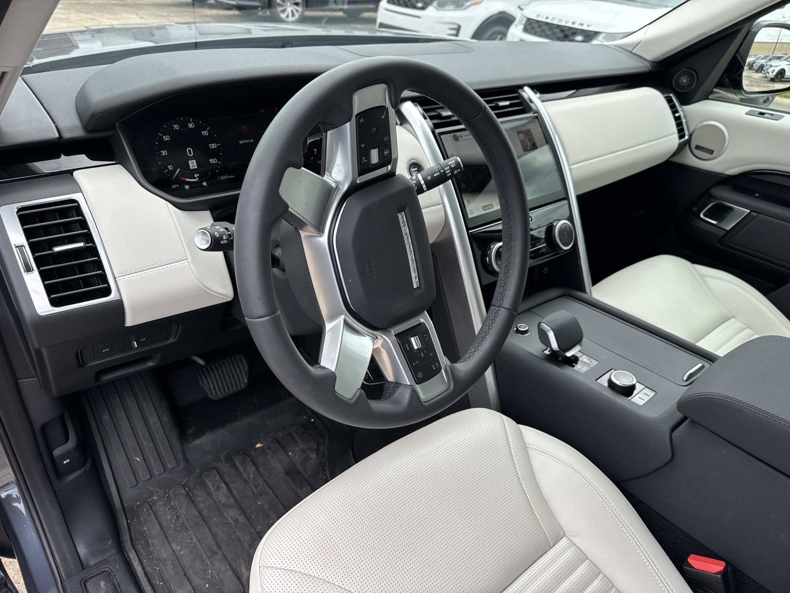 Used 2025 Land Rover Discovery S AWD/4WD image 18