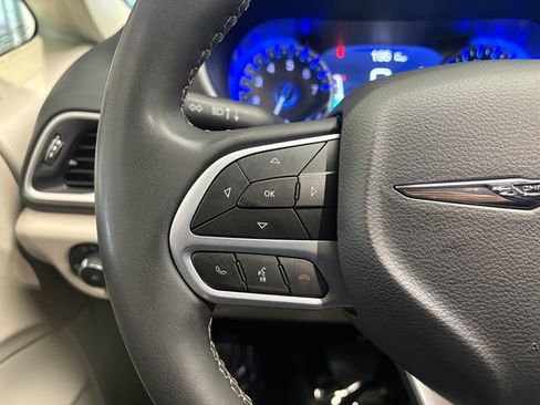 Used 2023 Chrysler Pacifica Touring-L FWD image 13
