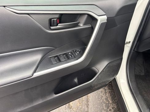 Used 2022 Toyota RAV4 LE FWD image 9