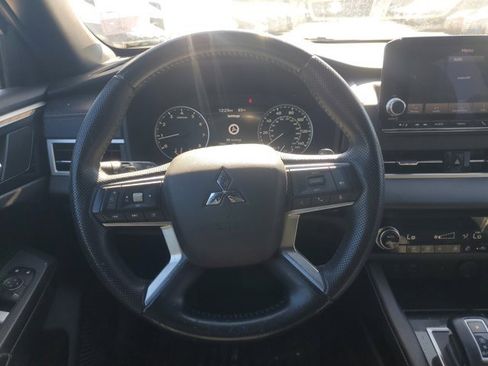 Used 2022 Mitsubishi Outlander SE image 17