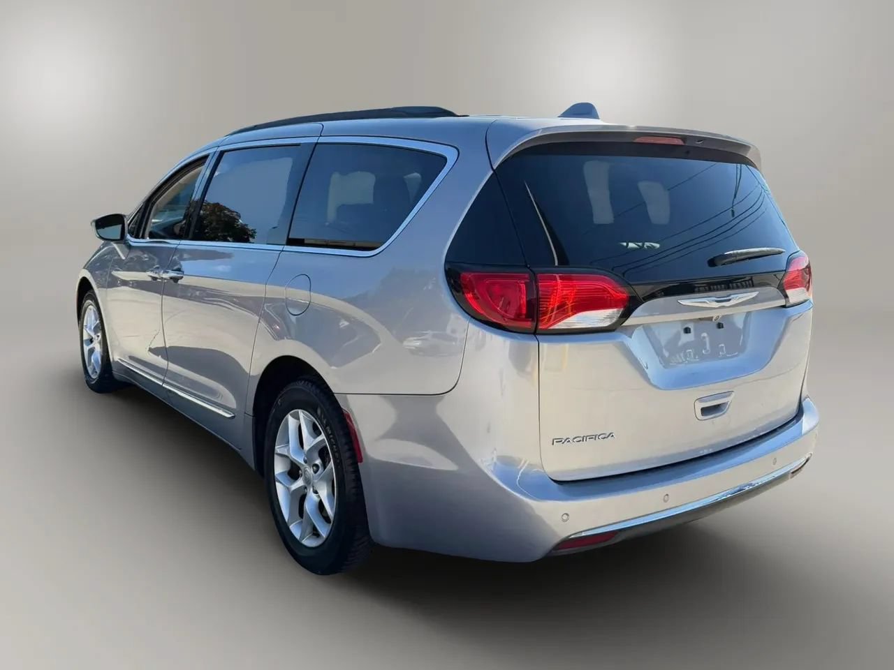 Used 2017 Chrysler Pacifica Touring-L w/ Tire & Wheel Group FWD image 7