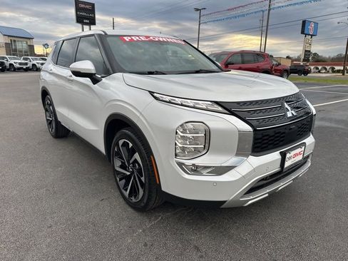 Used 2024 Mitsubishi Outlander SE image 3