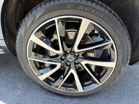 Certified 2023 Volvo XC90 B6 Plus AWD/4WD image 32