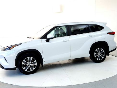 Certified 2023 Toyota Highlander XLE image 3