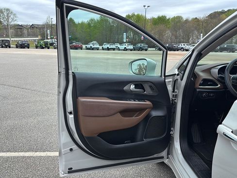 Used 2017 Chrysler Pacifica Limited image 8