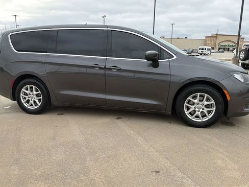 Used 2017 Chrysler Pacifica Touring image 24