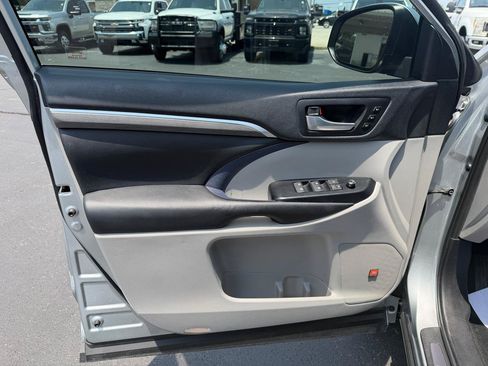 Used 2019 Toyota Highlander Limited Platinum FWD image 10