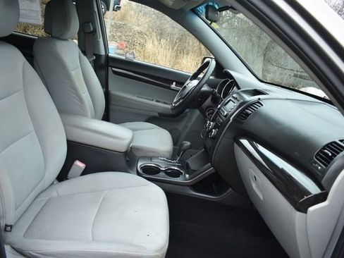 Used 2012 Kia Sorento LX image 12