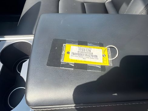 Used 2024 Tesla Model Y Long Range AWD/4WD image 29