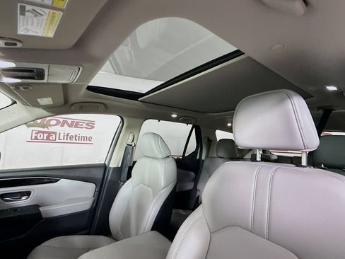 Used 2024 Honda Pilot Touring image 11