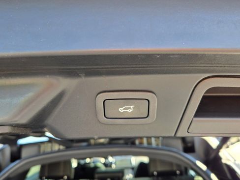 Used 2018 Land Rover Range Rover Velar R-Dynamic SE image 13