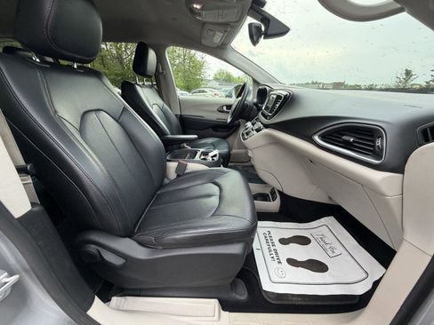 Used 2018 Chrysler Pacifica Touring-L FWD image 34