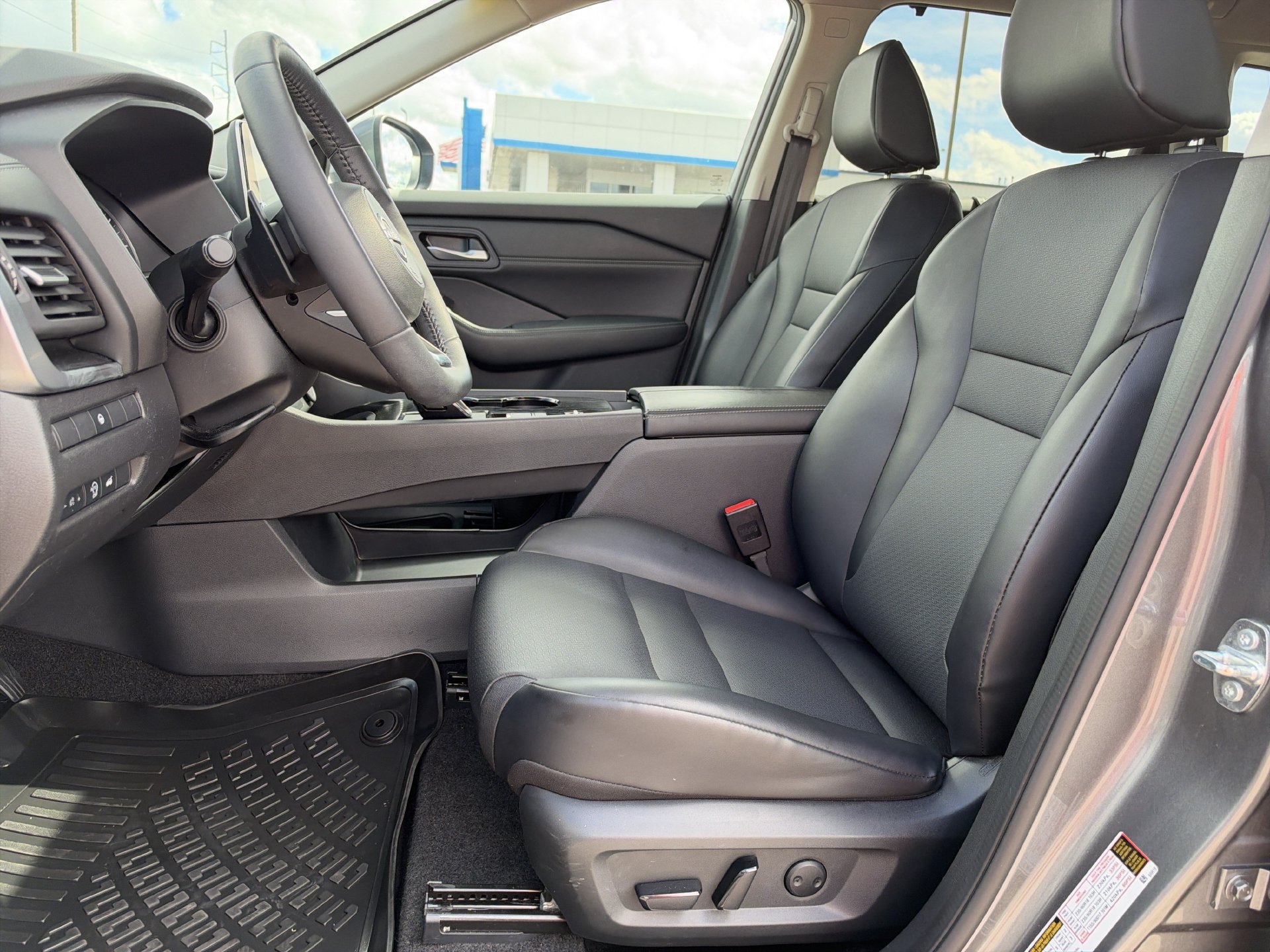 Used 2024 Nissan Rogue SV w/ SV Premium Package FWD image 10