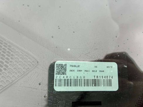 Used 2026 Chrysler Pacifica Select image 17