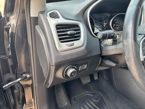 Used 2017 Jeep Compass Latitude w/ Cold Weather Group AWD/4WD image 13