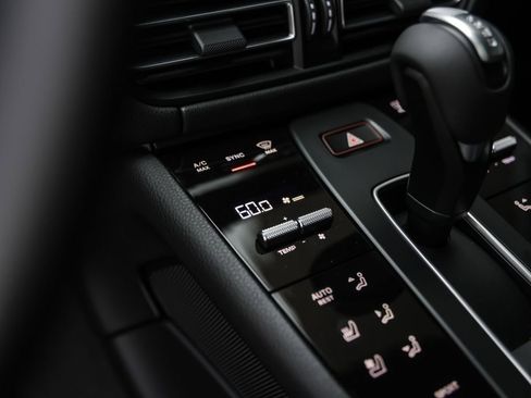 Certified 2025 Porsche Macan AWD/4WD image 25