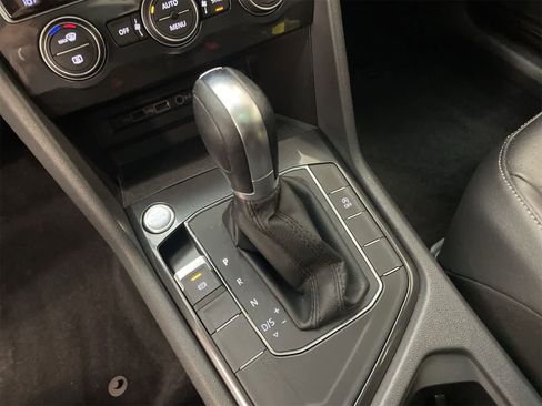 Used 2018 Volkswagen Tiguan SE image 9
