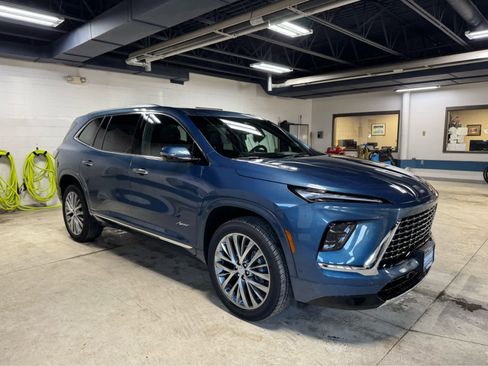 Certified 2025 Buick Enclave Avenir image 3