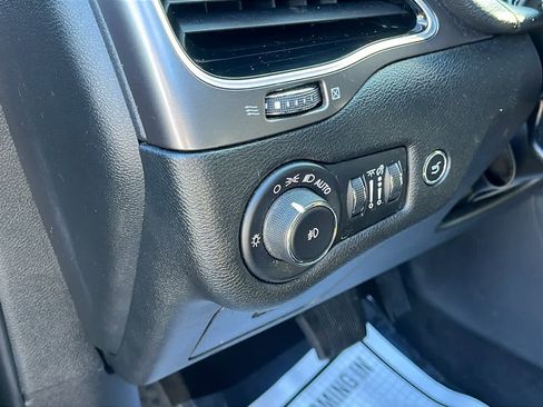 Used 2019 Jeep Cherokee Limited image 24