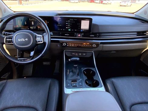 Used 2025 Kia Carnival FWD image 16