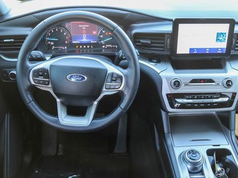 Used 2022 Ford Explorer XLT image 20