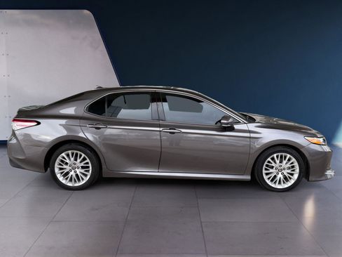 Used 2020 Toyota Camry XLE image 6