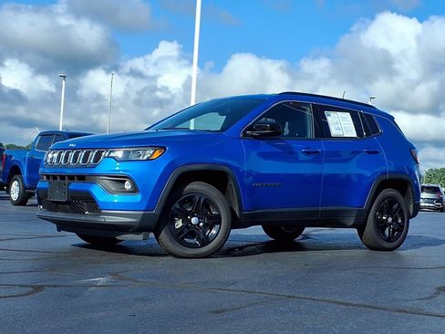 Used 2023 Jeep Compass Latitude w/ Convenience Group AWD/4WD image 2