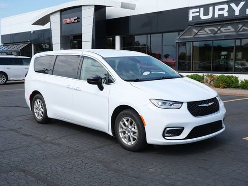 Used 2024 Chrysler Pacifica Touring-L FWD image 3