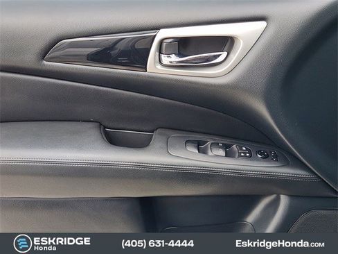 Used 2020 Nissan Pathfinder SV image 24