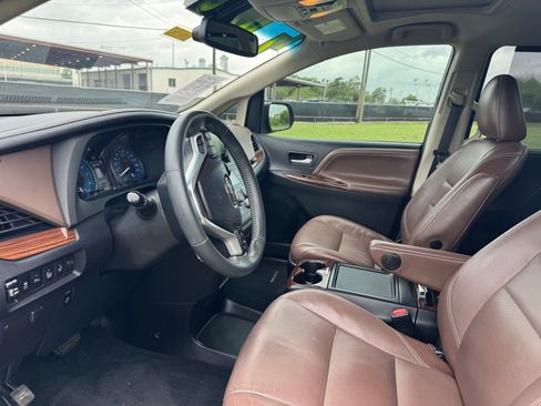Used 2017 Toyota Sienna Limited image 7
