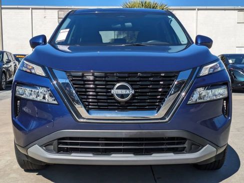 Used 2023 Nissan Rogue SV image 3