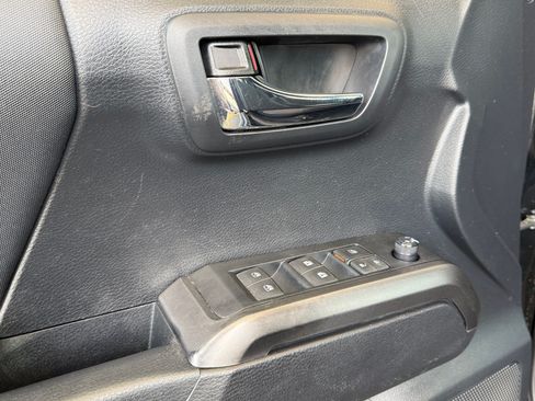 Used 2019 Toyota Tacoma TRD Sport AWD/4WD image 14