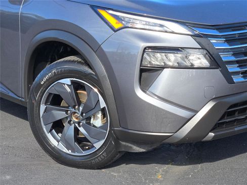 Used 2024 Nissan Rogue SV image 3