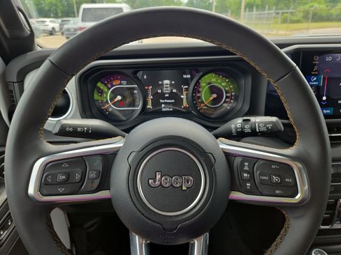 Certified 2025 Jeep Wrangler Unlimited Sahara AWD/4WD image 10