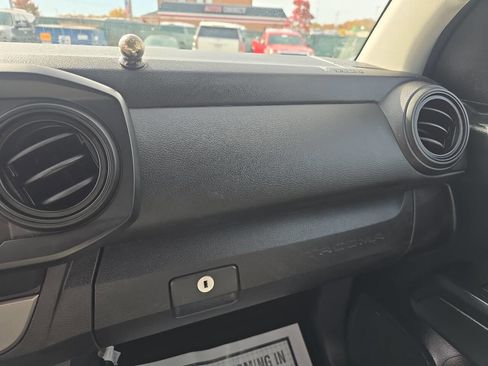 Used 2019 Toyota Tacoma SR image 38