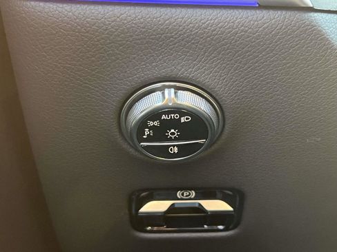 Used 2025 Mercedes-Benz GLC 350e 4MATIC image 23