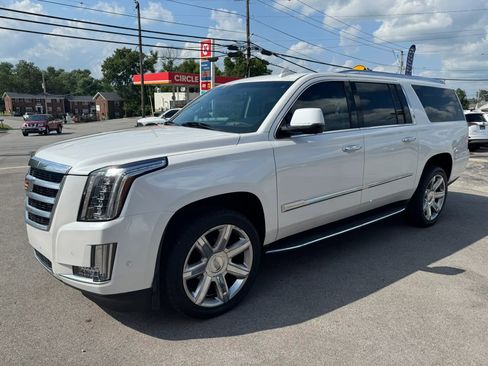 Used 2018 Cadillac Escalade ESV Luxury AWD/4WD image 4