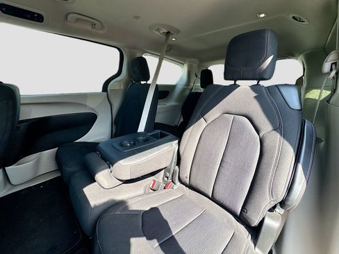 Used 2019 Chrysler Pacifica Touring Plus w/ Tire & Wheel Group FWD image 22