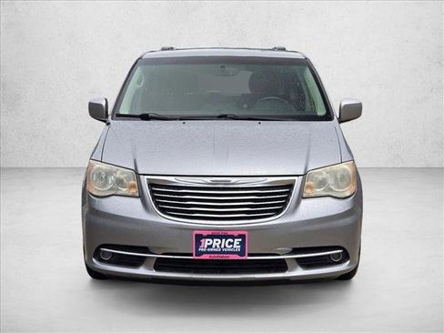 Used 2014 Chrysler Town & Country Touring FWD image 2