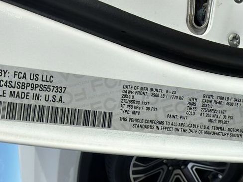 Used 2023 Jeep Wagoneer L Series II image 30