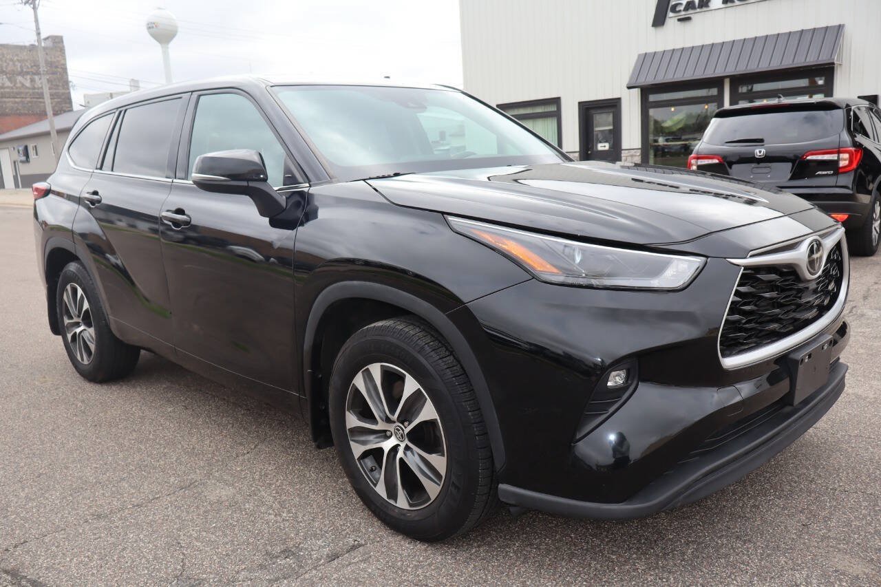 Used 2022 Toyota Highlander LE AWD/4WD image 2