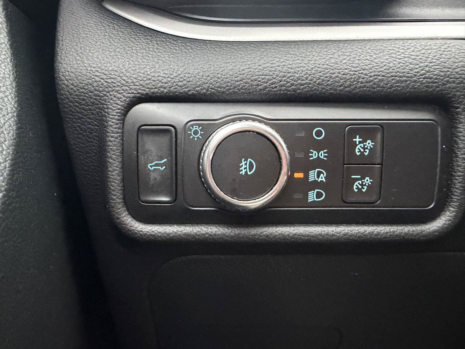 Used 2020 Ford Explorer XLT w/ Equipment Group 202A AWD/4WD image 17