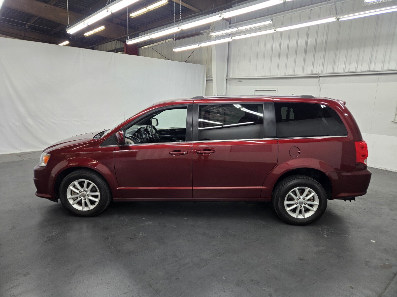 Used 2019 Dodge Grand Caravan SXT FWD image 2