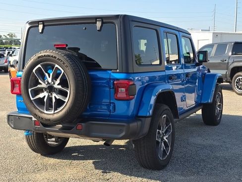 Used 2024 Jeep Wrangler Unlimited w/ Convenience Group AWD/4WD image 5