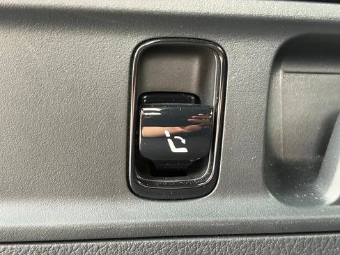 Used 2025 Mercedes-Benz GLC 300 4MATIC image 10