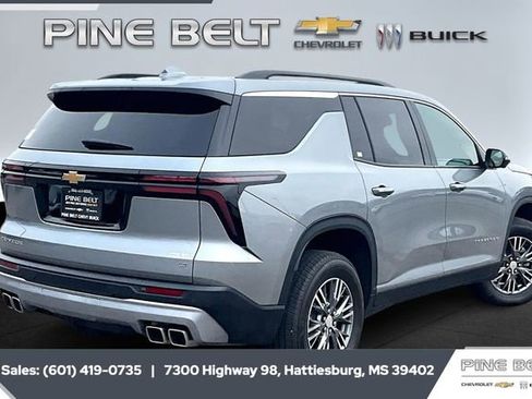 Used 2024 Chevrolet Traverse LT image 11